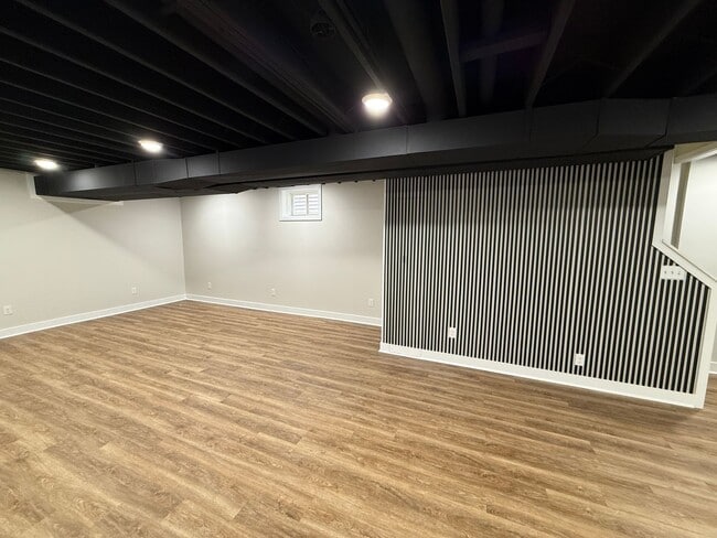 Building Photo - INSANE CLIFTON HOUSE W/FENCED IN YARD AND FINISHED BASEMENT