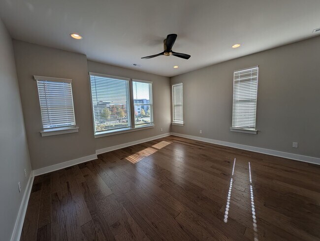 Building Photo - End-unit townhome in Bryant Park Terrace! 2-beds, 2-full baths, and 2-half baths.