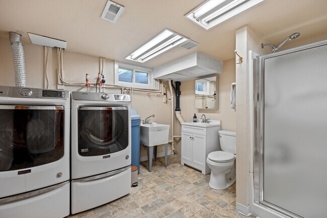 Building Photo - 2808 W Upton Ave