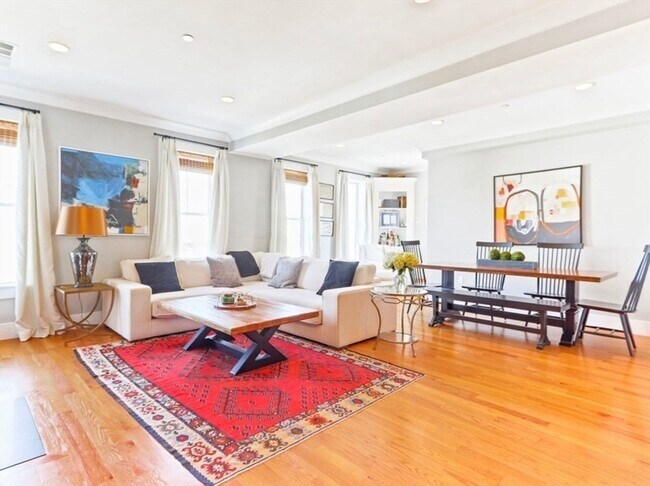 Building Photo - 525 E 7th St