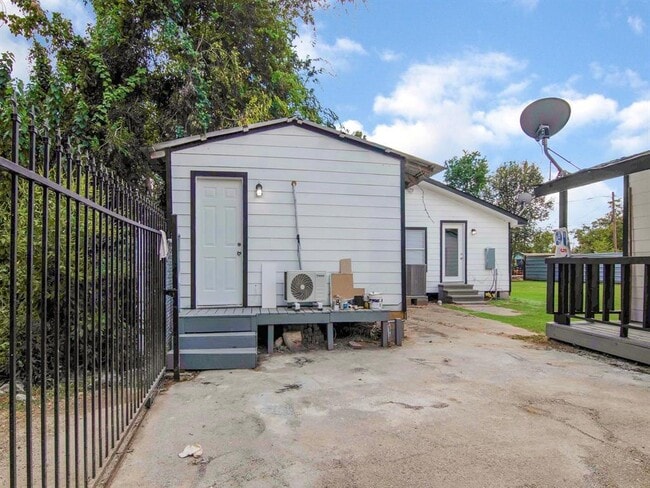 Primary Photo - 721 Doverside St