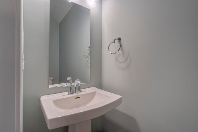 Building Photo - Spacious 4-Bedroom, 3-Story Townhome for Students - FURNISHED