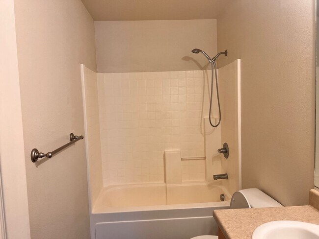 Building Photo - Charming 3-bedroom Home