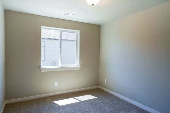 Building Photo - 3 Bedroom, 2 Bath Home  Built in 2022 - Po...