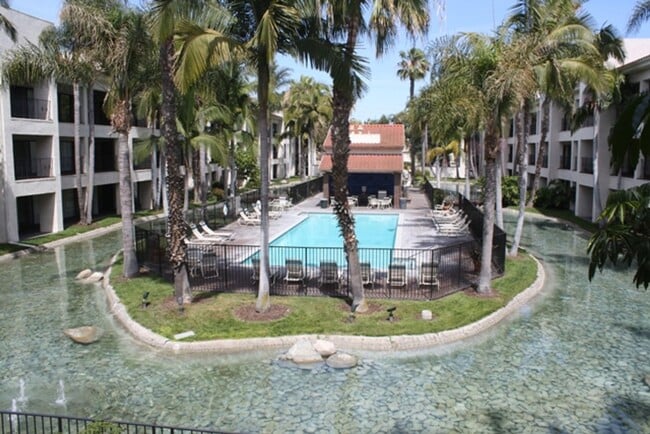 Building Photo - Los Caballeros #526