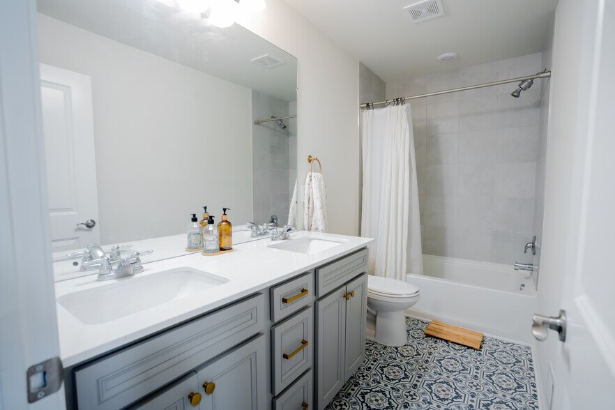 Building Photo - 6037 Fieldstone Cir