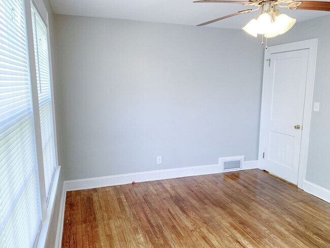 Building Photo - 3 Bedrooms 2 Full Bathrooms with fenced in...
