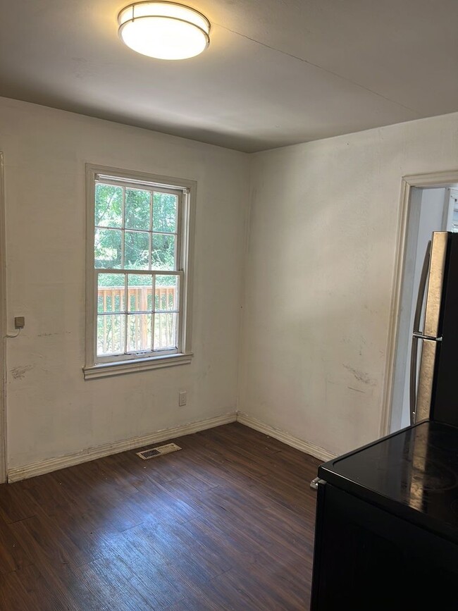 Building Photo - 408 Murat St