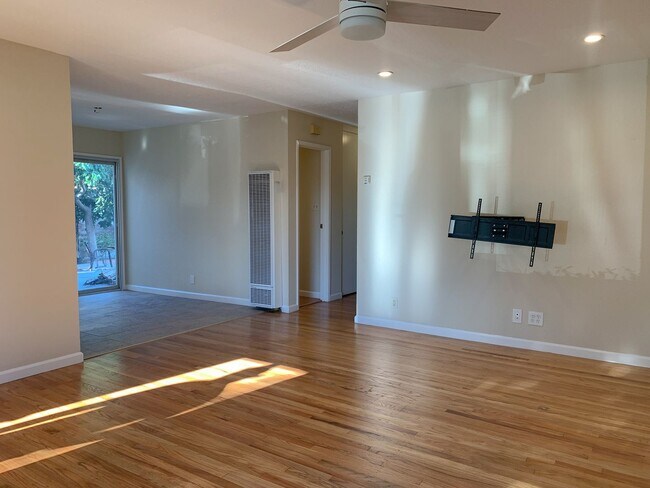 Building Photo - Single level 3 Bedroom Home on a Spacious Corner Lot!