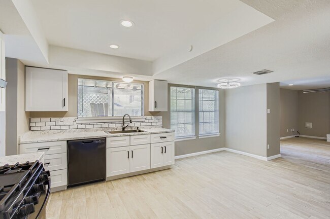 Building Photo - 4819 Brooklawn Dr