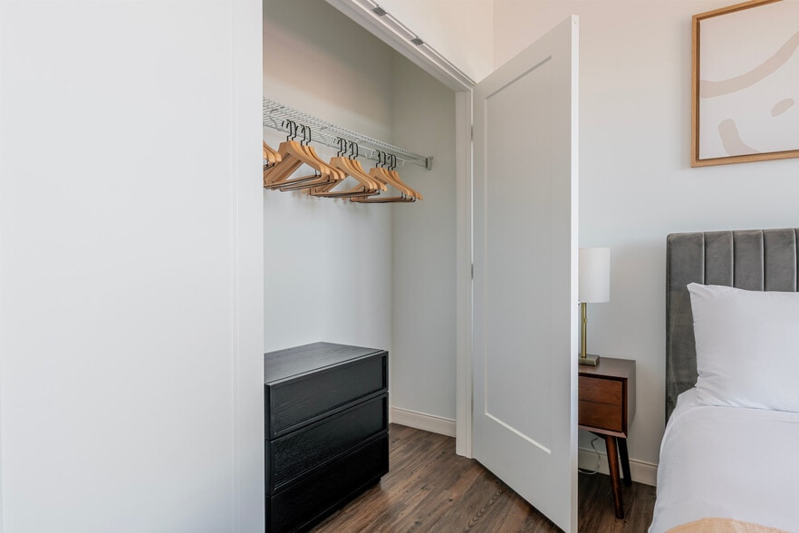 Building Photo - 245 Walnut St