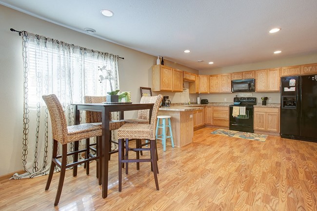 Eat-in Kitchen - Park Place Townhomes