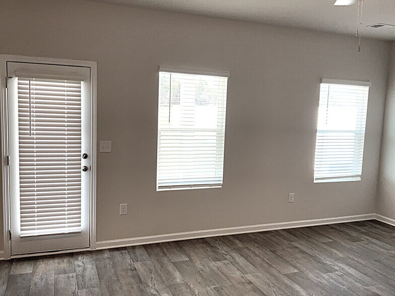 Building Photo - 3232 Emberly Dr