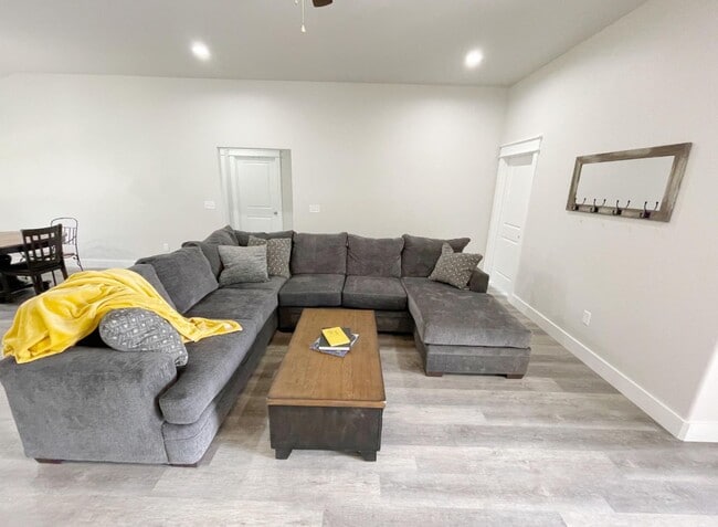 Building Photo - Durant school/Open floor plan/Close to Old Hwy 70