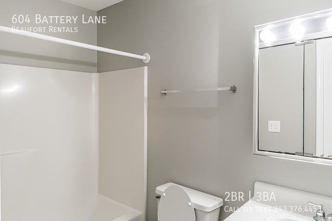 Building Photo - 604 Battery Ln