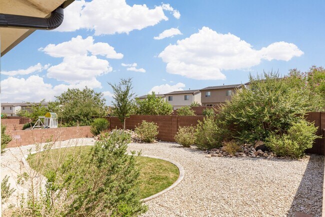 Building Photo - 4 bed | 2.5 bath | 2 car in Desert Canyons