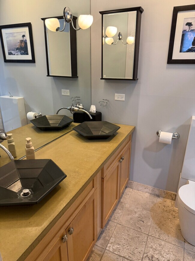 Building Photo - 1735 W Diversey Pkwy