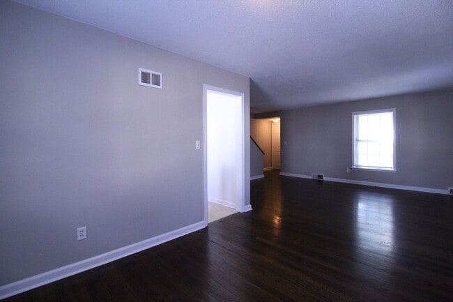 Building Photo - October FREE On This 2 Bedroom 2 Bath Dupl...