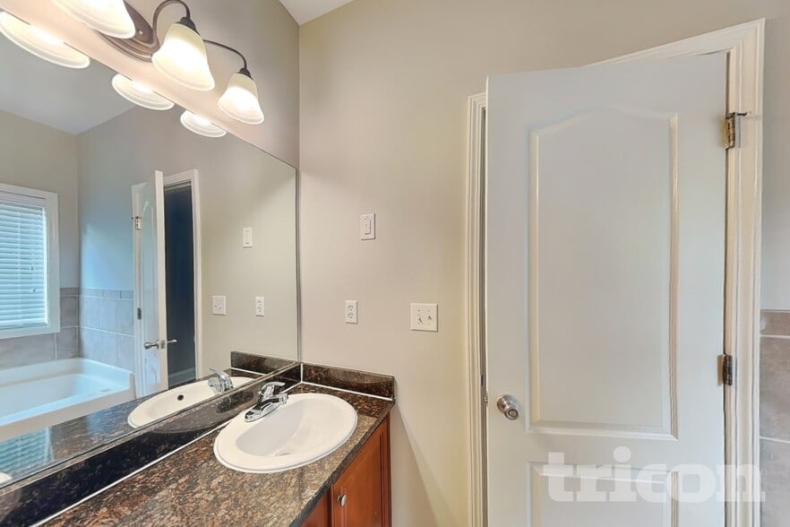 Building Photo - 1571 English Manor Cir
