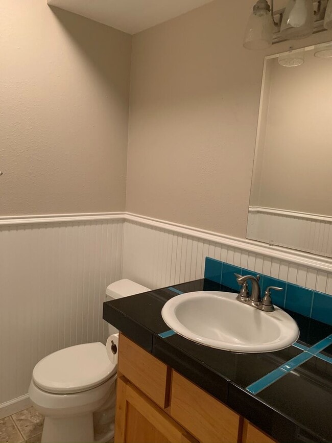 Building Photo - Large Four Bedroom House in Newberg