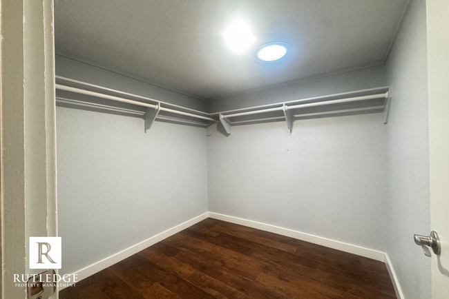 Building Photo - Cute & Cozy Cottage 1 Bedroom / 1 Bath - New Remodel