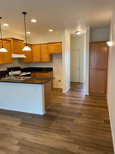 Building Photo - 1186 SW Lafayette Dr