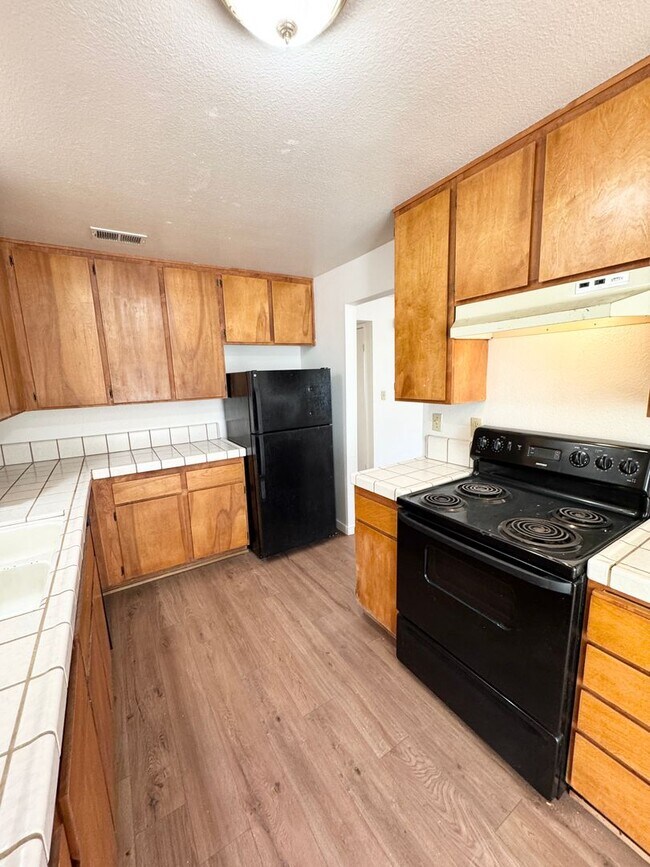 Building Photo - Upstairs 2 Bed / 2 Bath Condo in Gated Community – Available Now
