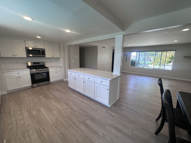 Building Photo - BACK ON MARKET - 3 bed 2 bath fully remode...
