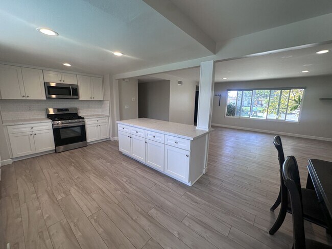 Building Photo - REDUCED! - 3 bed 2 bath fully remodeled PO...