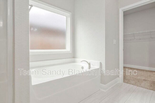 Building Photo - 5402 Parkside Dr