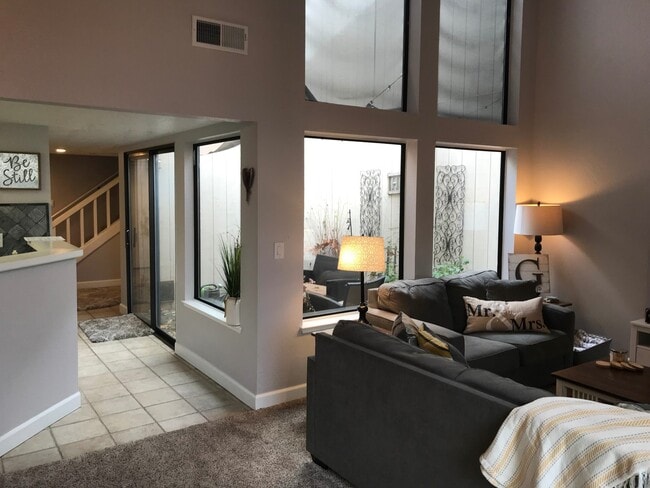 Building Photo - Upscale condo located in gated Community!
