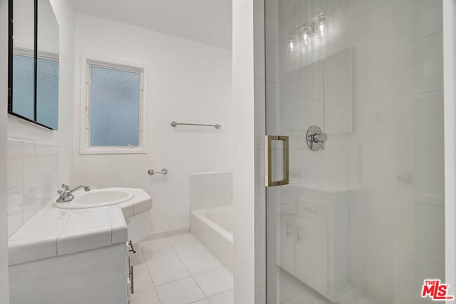 Building Photo - 476 S Roxbury Dr