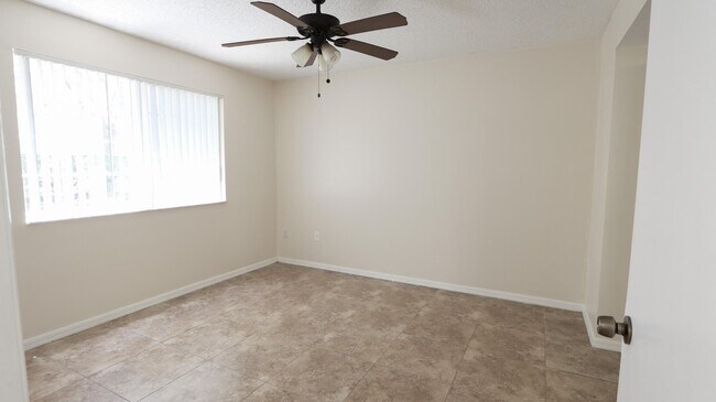 Building Photo - 1100 Crestwood Ct S
