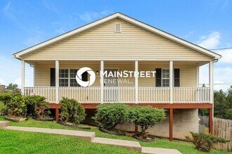 Building Photo - 5 Bedroom Pet-Friendly Home in Knoxville, TN with Main Street Renewal