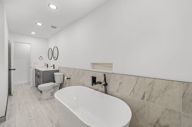 Building Photo - 908 Hibiscus Dr