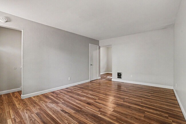 Building Photo - SUMMER MOVE IN SPECIAL- $300 off your move-in before July - $1075- 2 Bedroom Townhome off Westnedge
