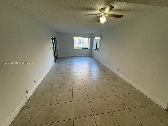 Building Photo - 161 Lakeview Dr