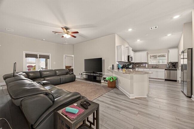 Building Photo - 2605 Golden Palms Ln