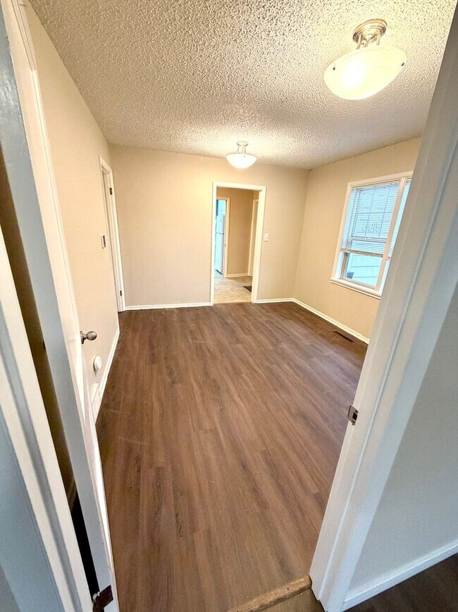 Building Photo - Desired Neighborhood! 3bd 1ba w/new flooring