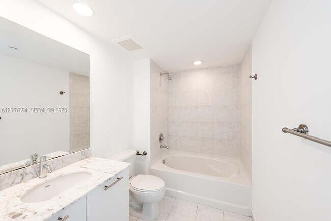 Building Photo - 950 Brickell Bay Dr