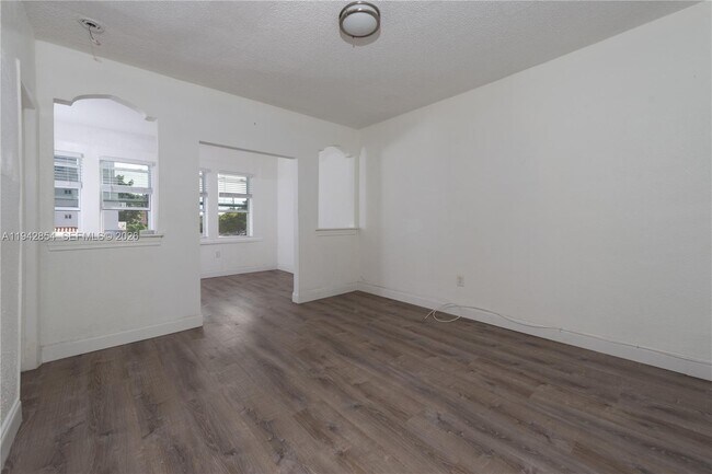 Building Photo - 501 SW 6th Ct