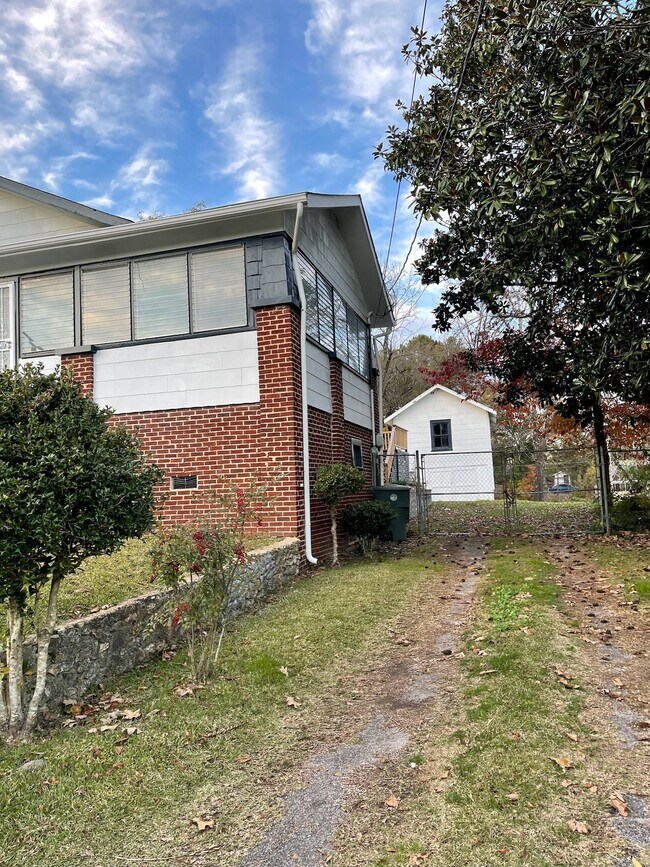 Building Photo - 613 Ledford St