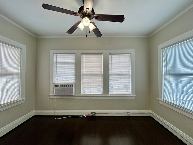 Building Photo - Adorable Upstairs 1/1 w/ Hardwoods in Small 16 Unit 1920's Complex