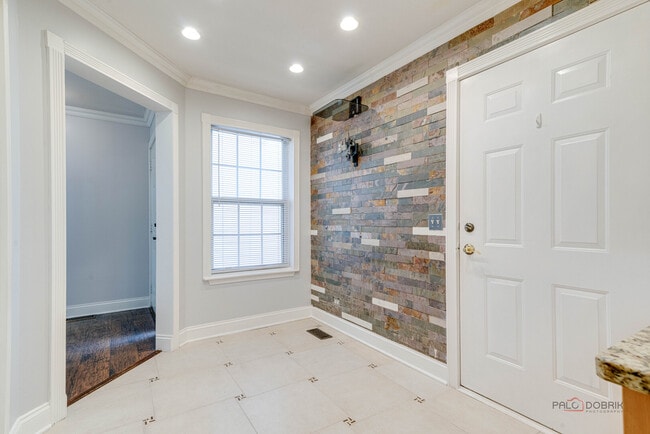 Building Photo - 115 Meadowbrook Ln