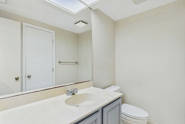 Building Photo - Charming 3-Bedroom Townhome in Sunset Woods