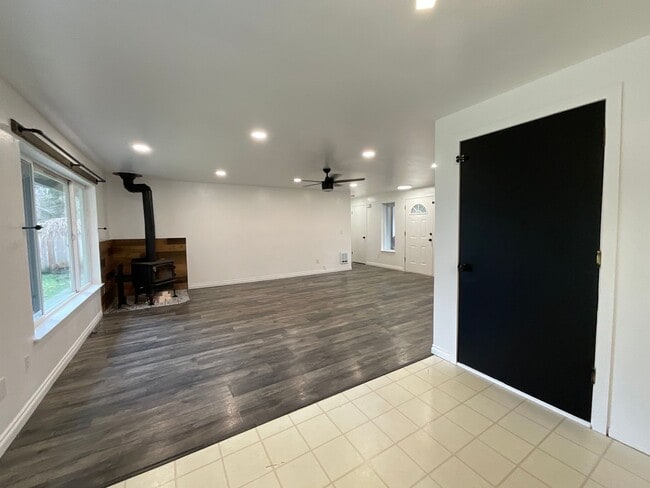 Building Photo - Beautiful 3 Bedroom 2 Bath Home at Lawrence Lake!