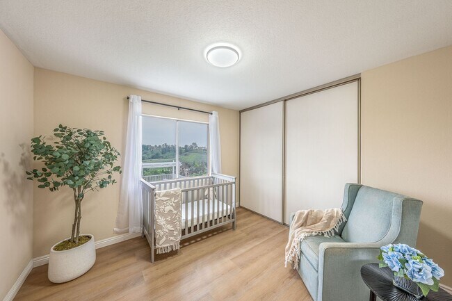 Building Photo - Fully furnished Canyon View 5 Bed Single Family