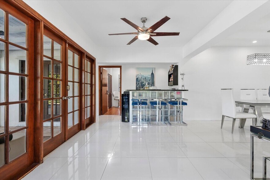 Building Photo - 440 N Rainbow Dr