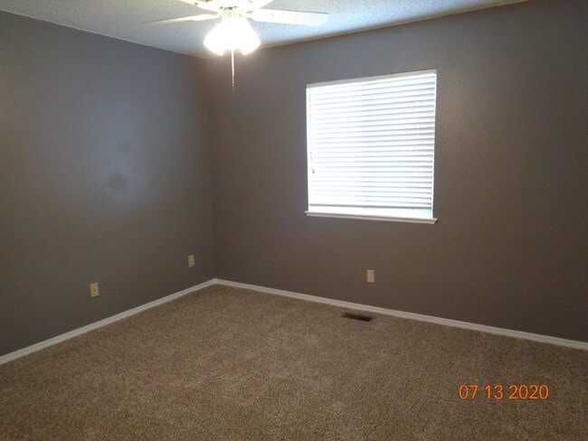 Building Photo - Great location close to shopping, gyms and entertainment.