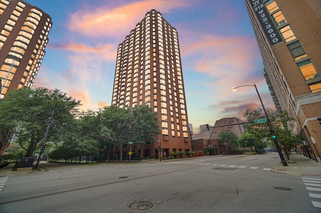 Building Photo - 899 S Plymouth Ct